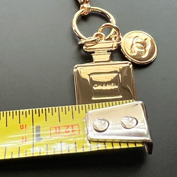 CHANEL Authentic 2023 NOVELTY HOLIDAY
No*5 PERFUME BOTTLE & CHANEL CHARM - Picture 12 of 17